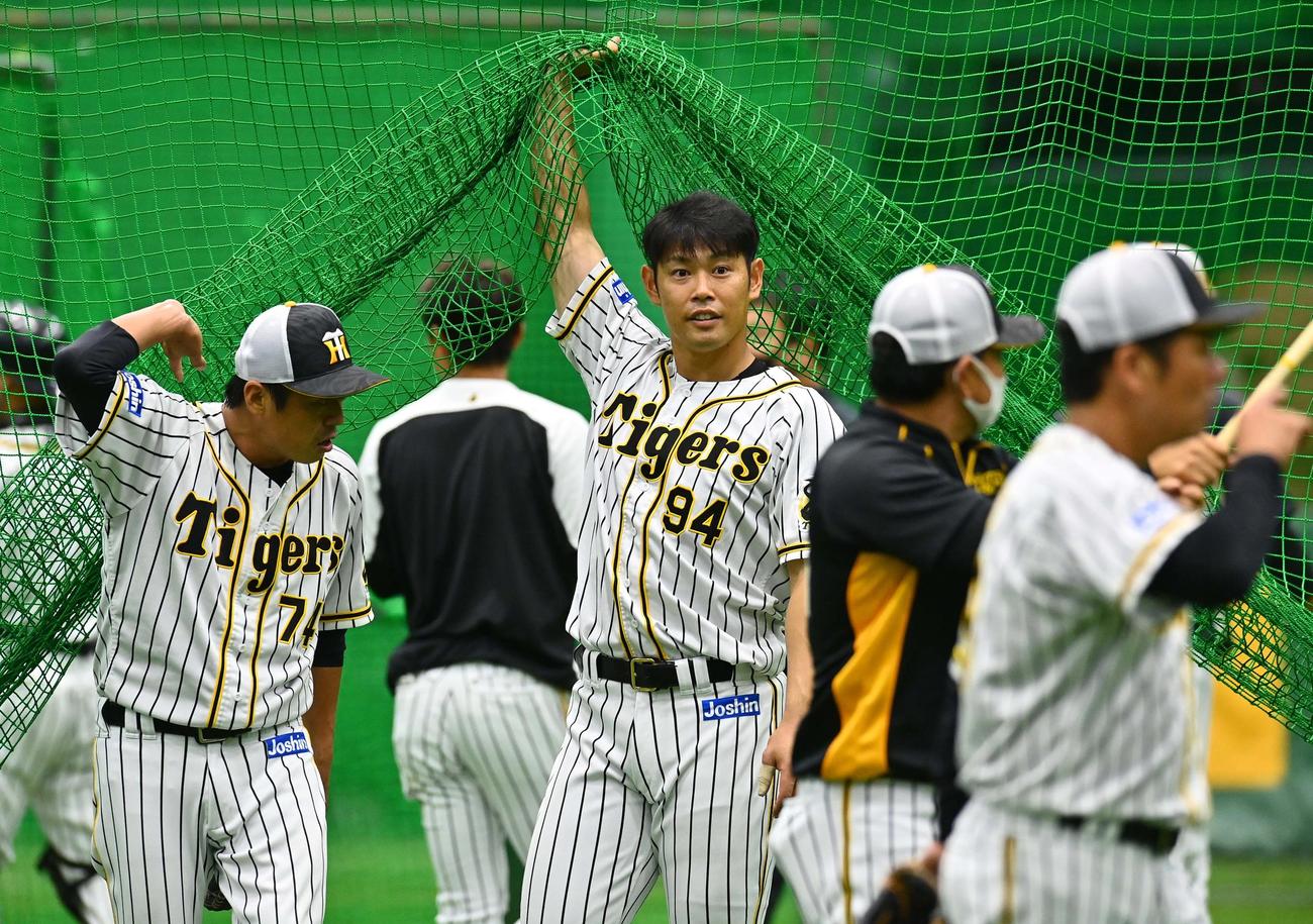 自主練習を終えて引き揚げる原口（撮影・上田博志）