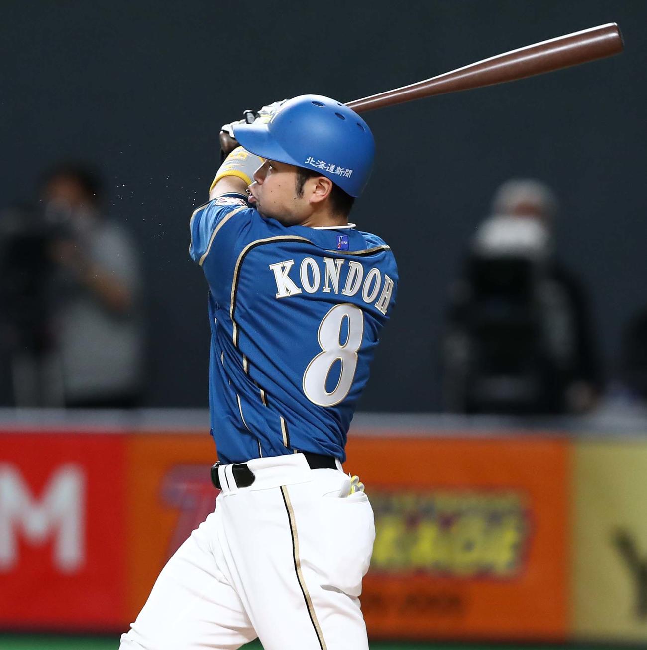 日本ハム対オリックス　6回裏日本ハム2死一塁、右越え2点本塁打を放つ近藤（撮影・黒川智章）