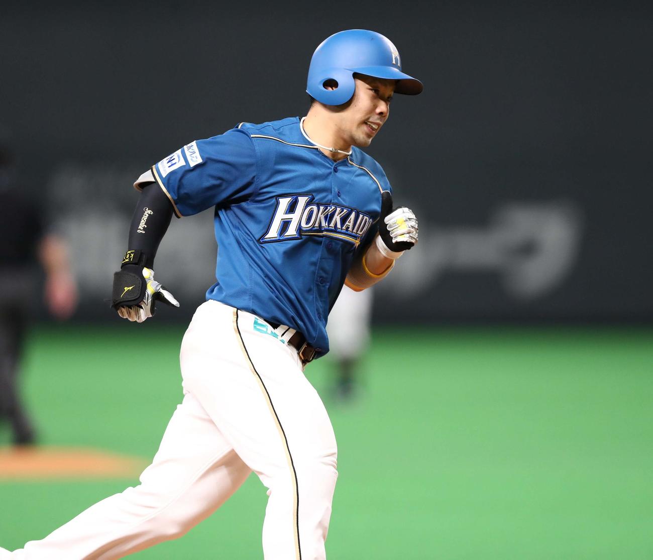 日本ハム対オリックス　6回裏日本ハム2死一塁、右越え2点本塁打を放つ近藤（撮影・黒川智章）