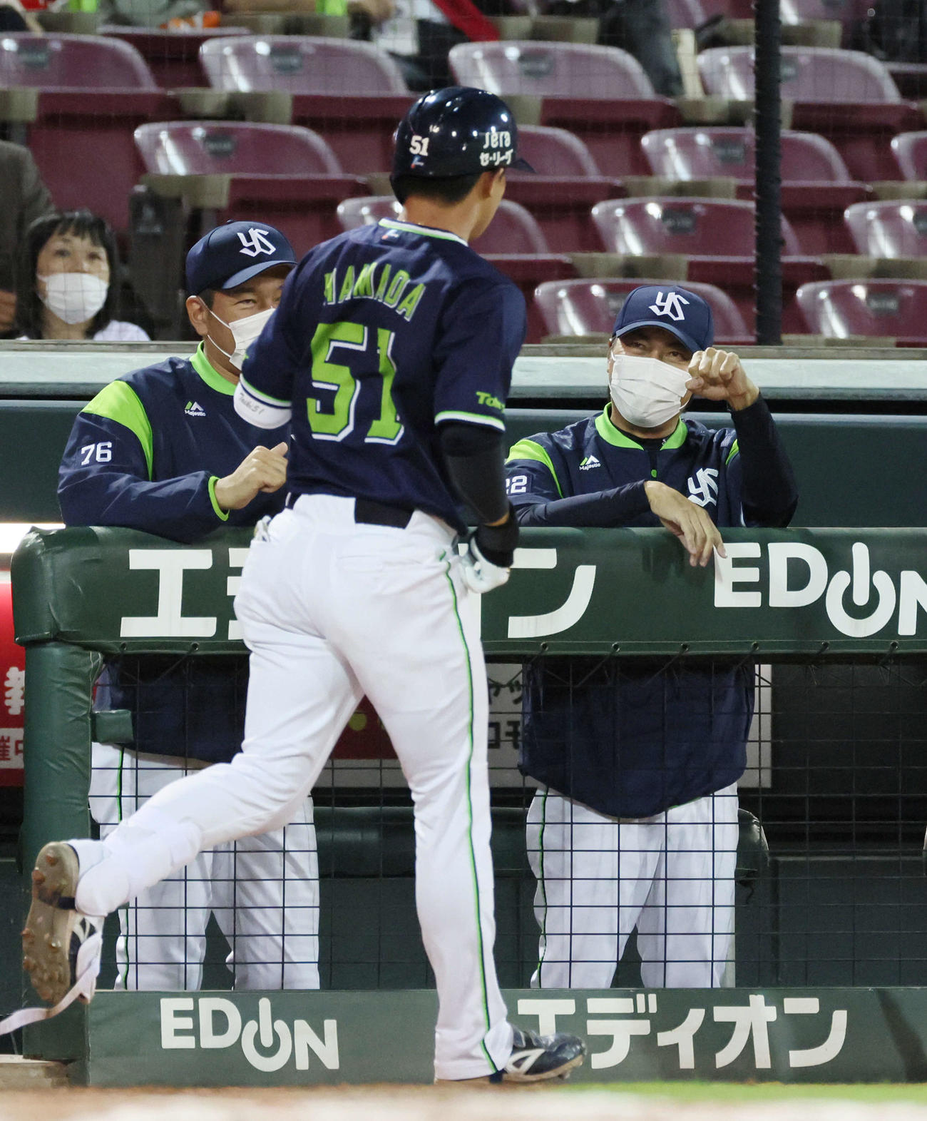 プロ野球広島対ヤクルト　6回表ヤクルト無死、本塁打を放った浜田を迎える高津監督（撮影・加藤孝規）