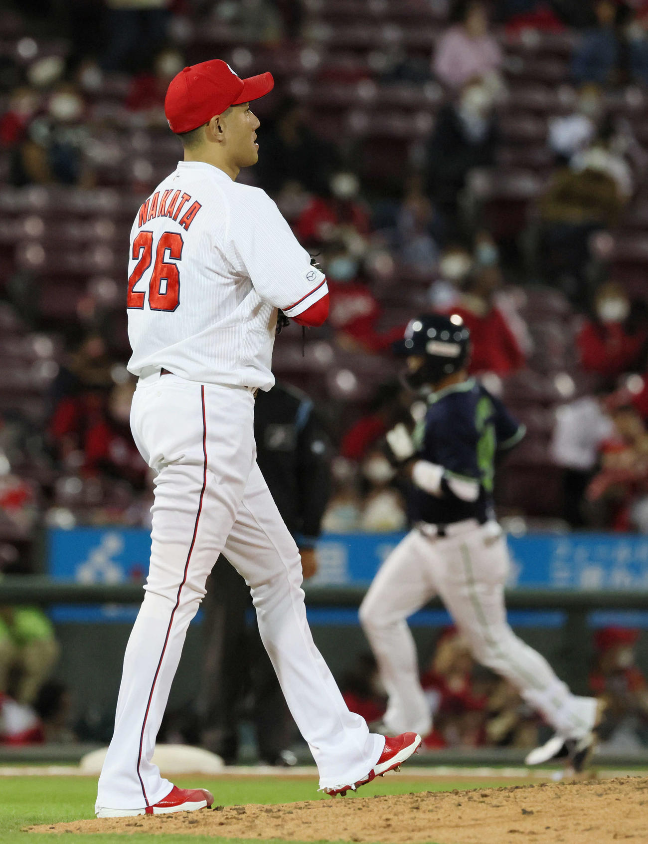 プロ野球広島対ヤクルト　6回表ヤクルト無死、浜田に本塁打を打たれた中田（撮影・加藤孝規）