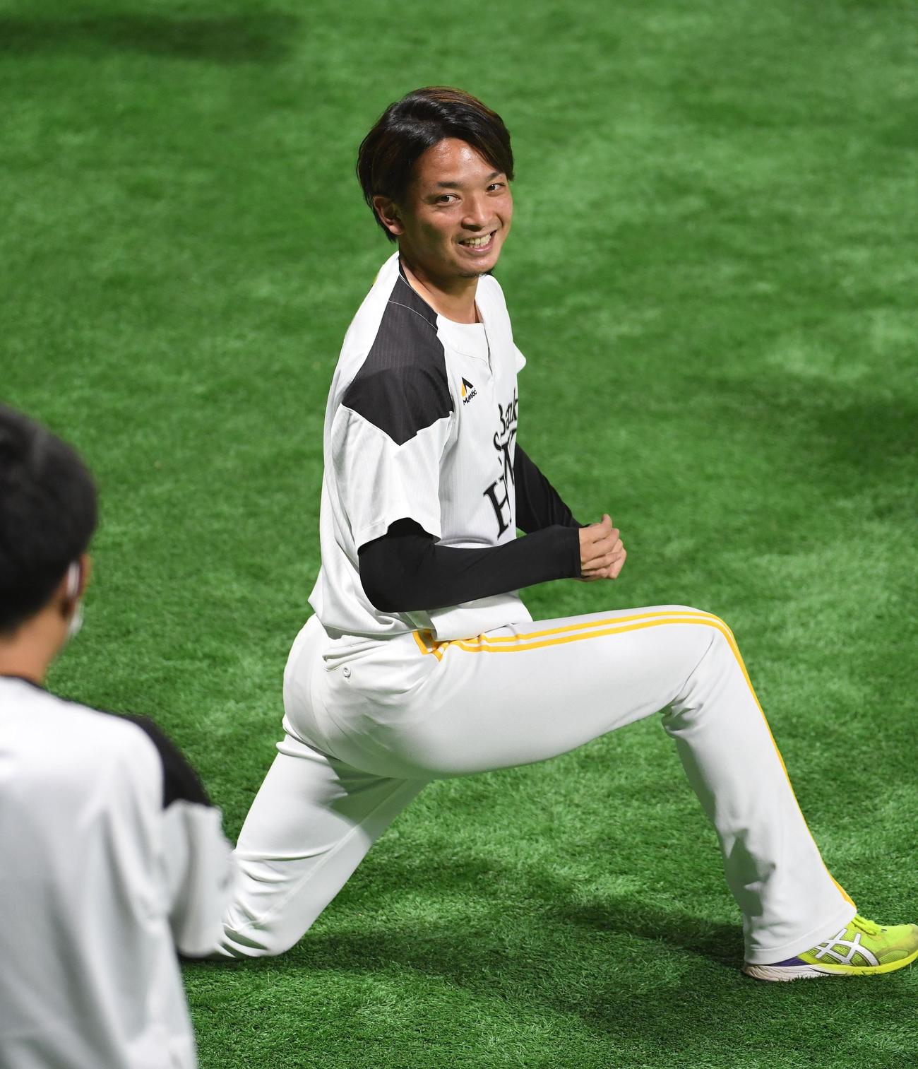 ロッテ第2戦に向け笑顔のソフトバンク東浜（撮影・今浪浩三）
