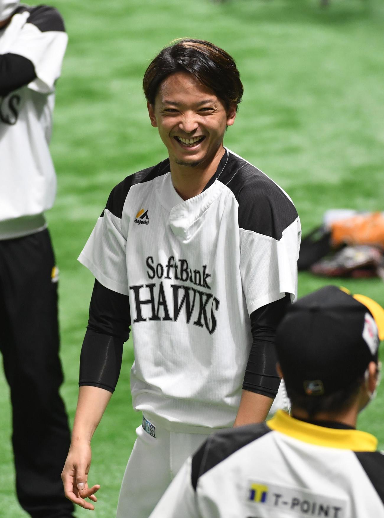 ロッテ第2戦に向け笑顔のソフトバンク東浜（撮影・今浪浩三）