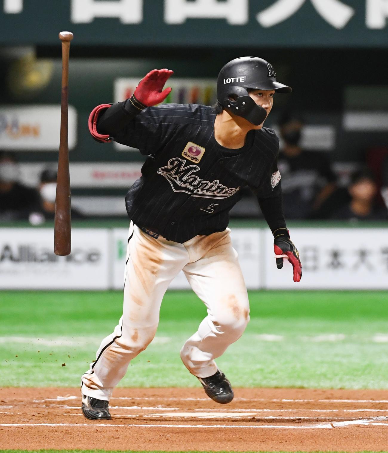 6回表ロッテ2死三塁、藤原恭大は右前適時打を放つ（撮影・今浪浩三）