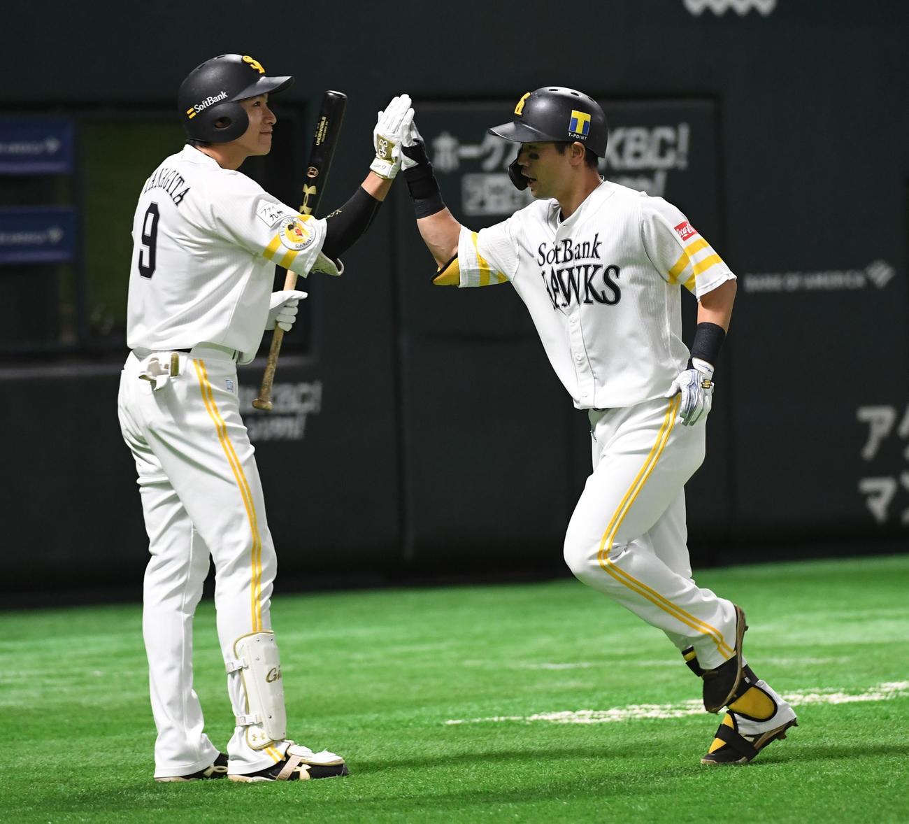 中村晃は右越えにソロ本塁打を放ち柳田悠岐に迎えられる（撮影・今浪浩三）
