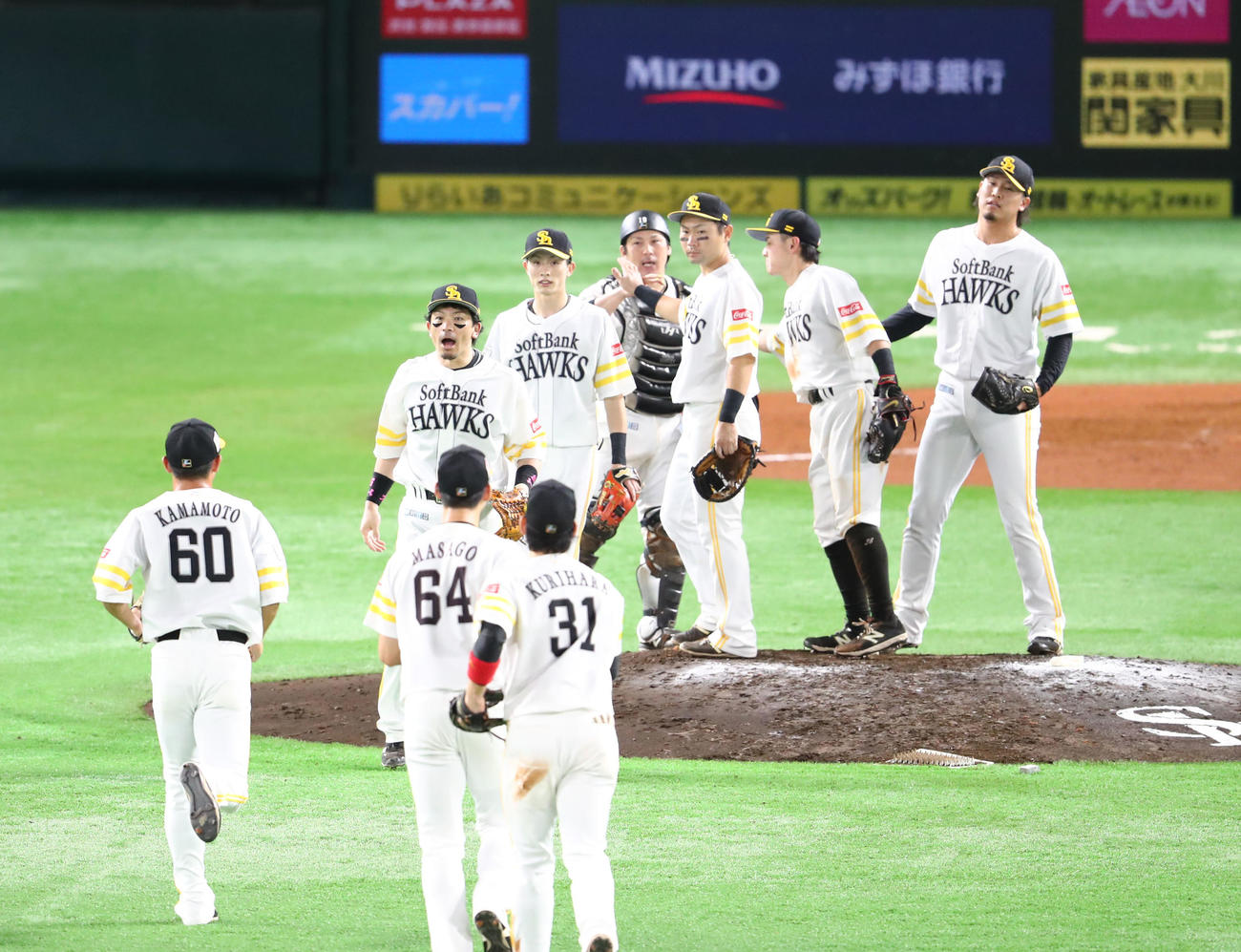 ロッテに勝利し喜び合うソフトバンクナイン（撮影・梅根麻紀）