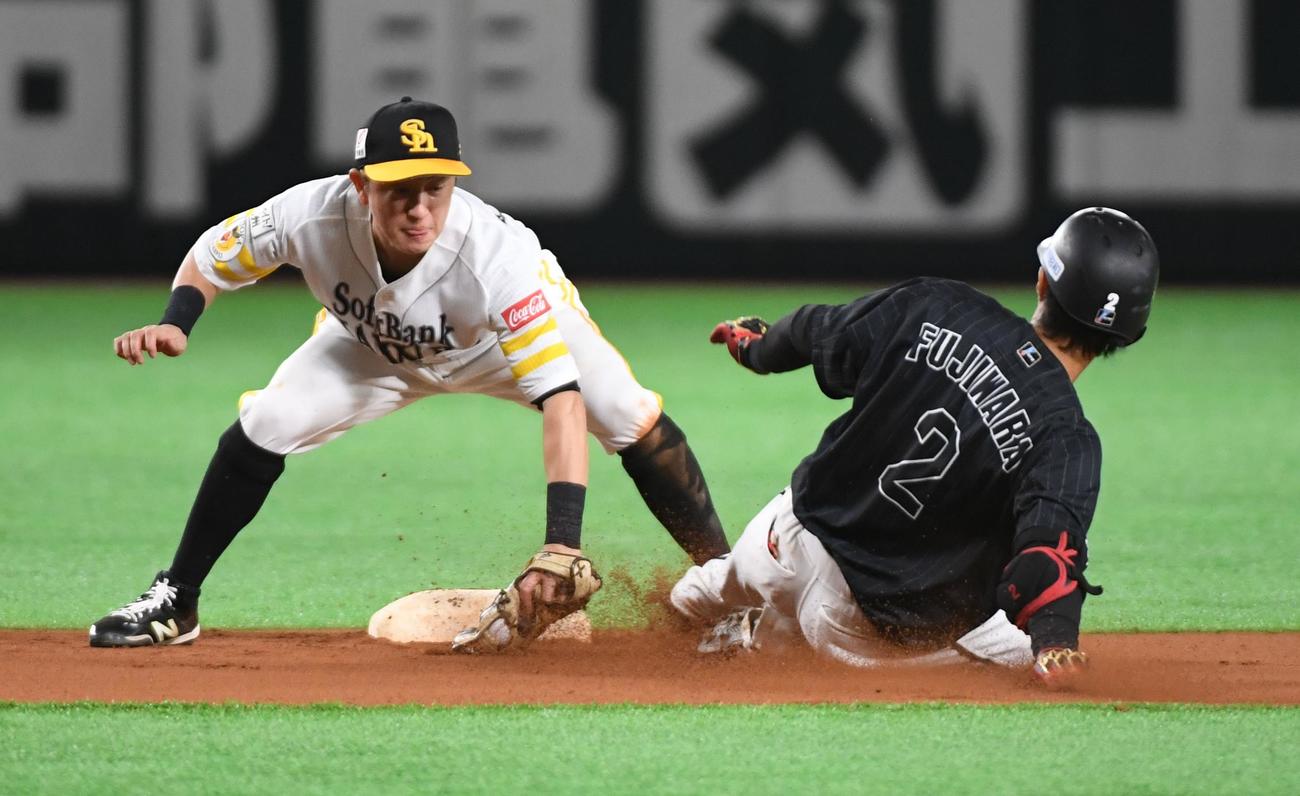 藤原恭大の左翼線適時打を二塁送球しアウトにする左翼手のグラシアル、野手は川島慶三（撮影・今浪浩三）