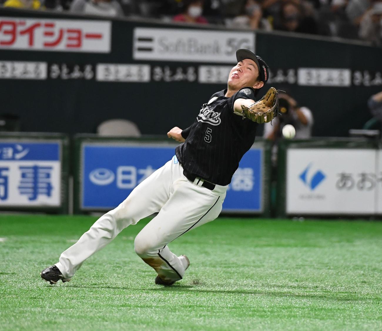 松田宣浩の三飛を捕球できない三塁手の安田尚憲（撮影・今浪浩三）