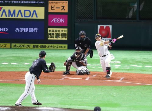 松田宣浩は左越えに先制適時二塁打を放つ（撮影・梅根麻紀）