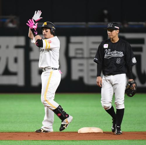 松田宣浩は先制適時二塁打を放ちベース上で手をたたく（撮影・今浪浩三）