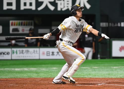 柳田悠岐は右前適時打を放つ（撮影・今浪浩三）