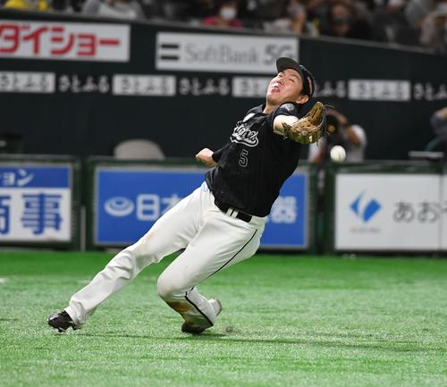 松田宣浩の三飛を捕球できない三塁手の安田尚憲（撮影・今浪浩三）