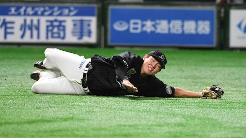 松田宣浩の三飛を捕球できない三塁手の安田尚憲（撮影・今浪浩三）