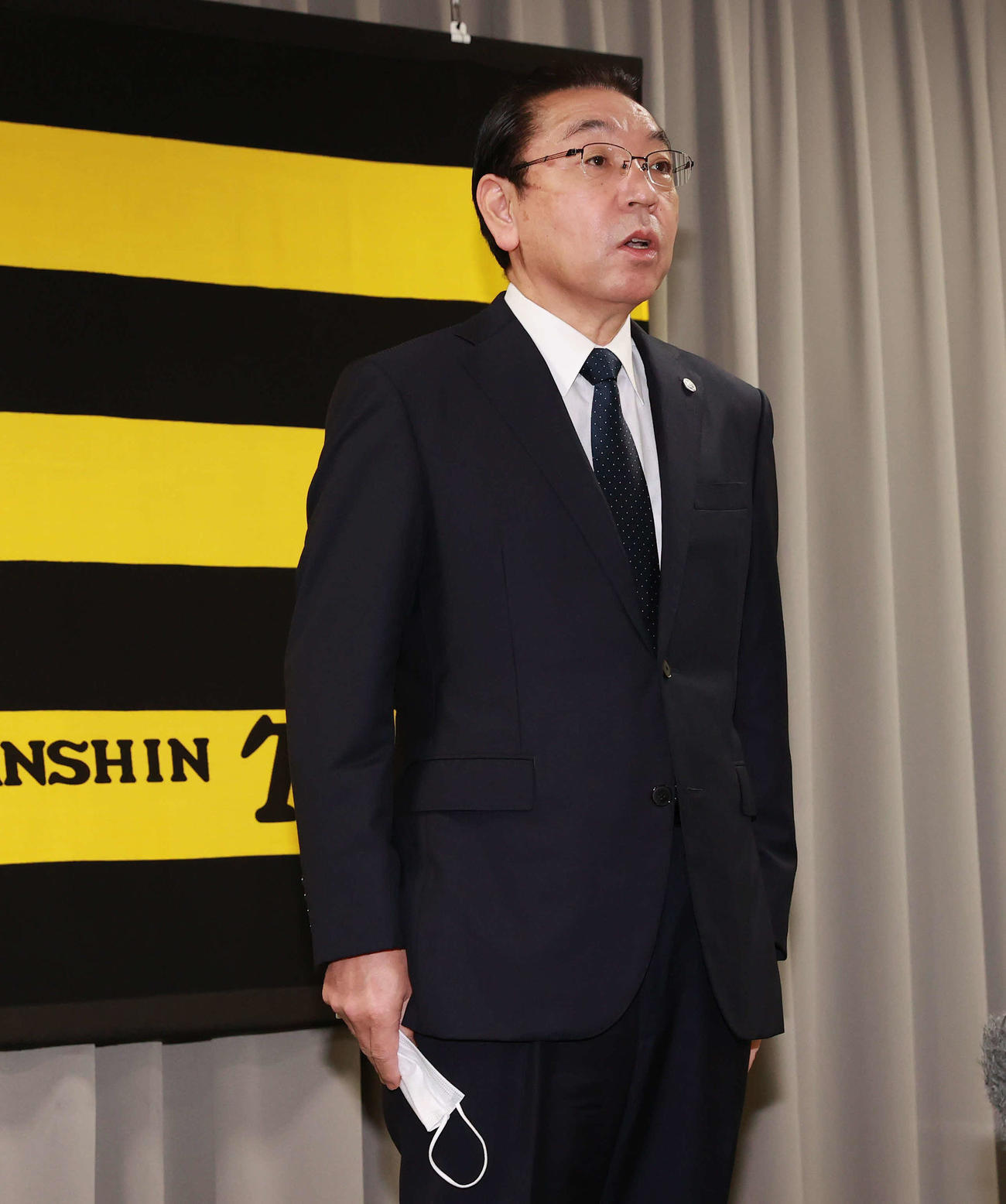 辞任会見を行った阪神揚塩球団社長（代表撮影）