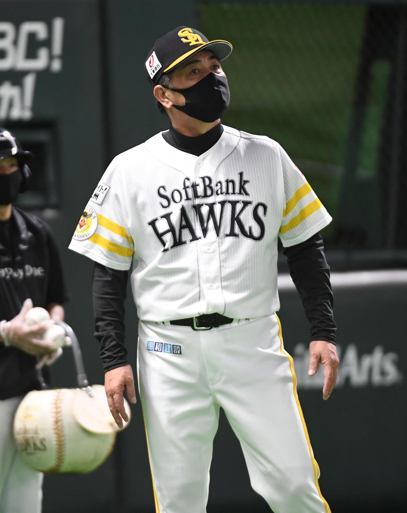 9回表、投手交代を告げるソフトバンク工藤監督（撮影・今浪浩三）