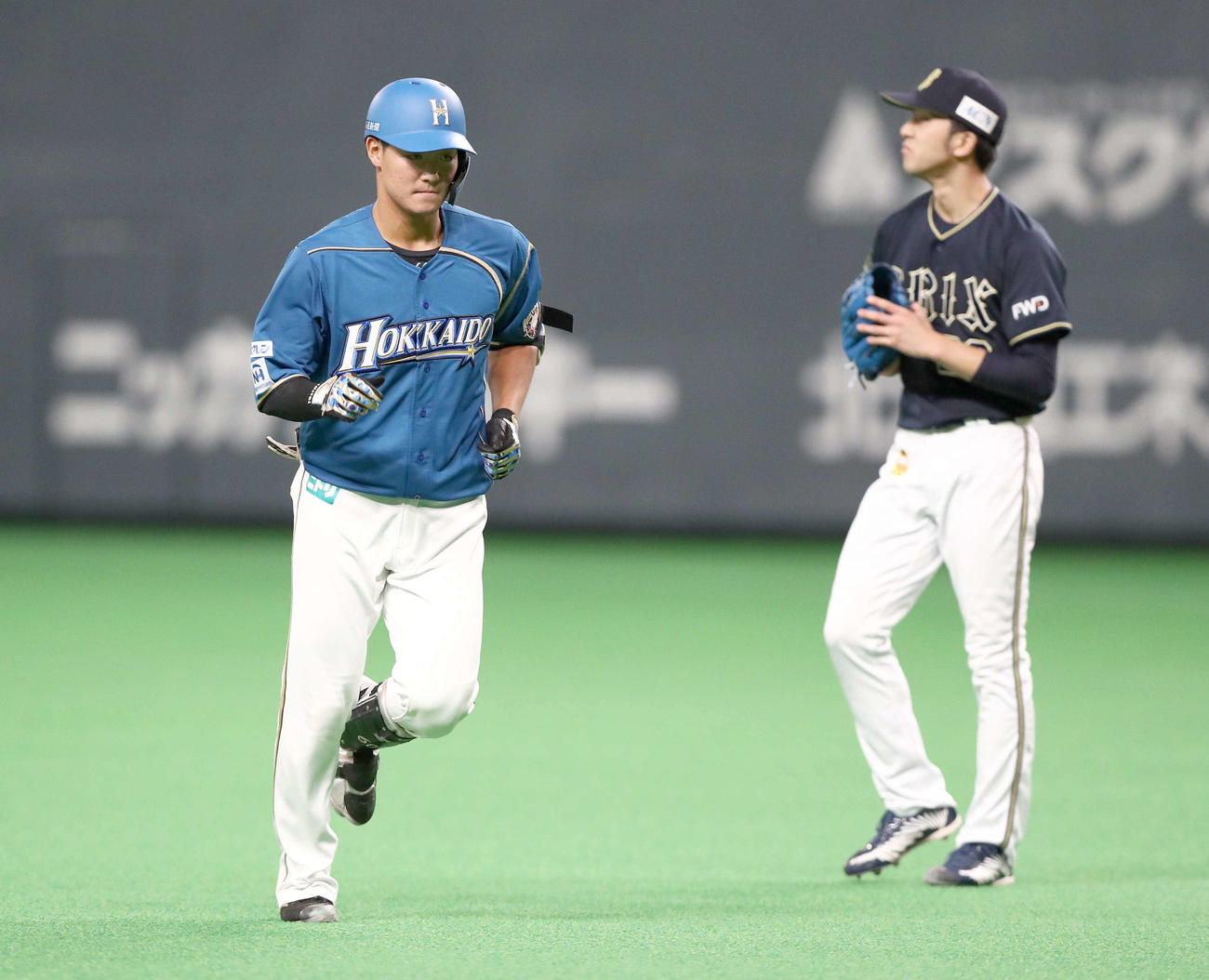 日本ハム対オリックス　4回裏日本ハム1死、田嶋（右）に中飛にとられる郡（撮影・黒川智章）