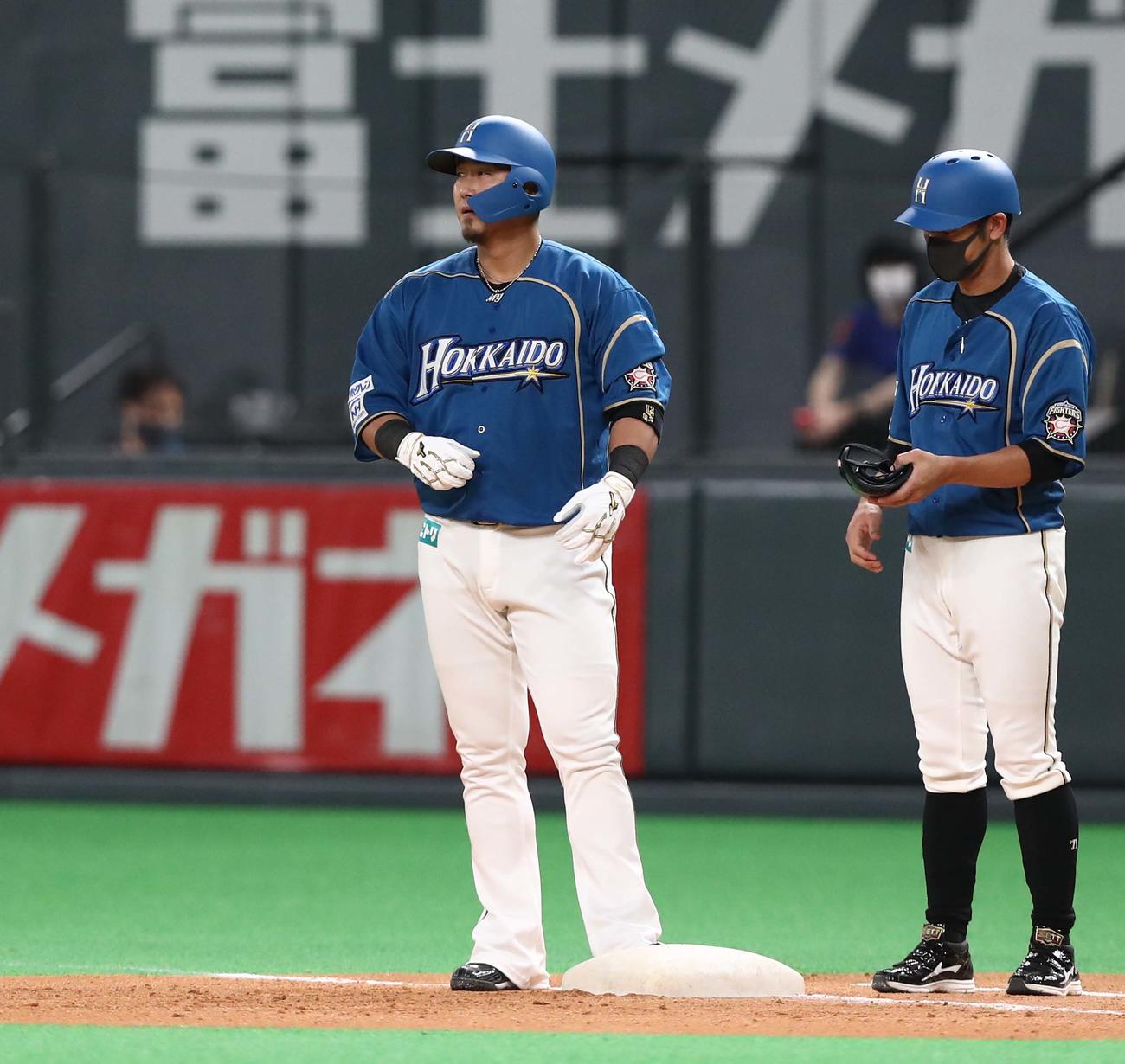 日本ハム対オリックス　6回裏日本ハム2死、右前打を放つ中田（撮影・黒川智章）
