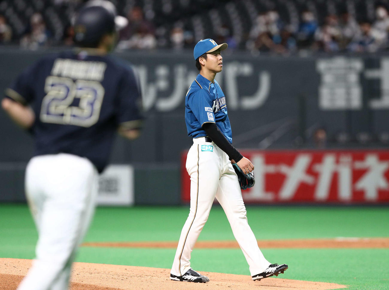 日本ハム対オリックス　3回表オリックス2死満塁、ジョーンズに押し出し四球を与える杉浦。左は生還する伏見（撮影・黒川智章）