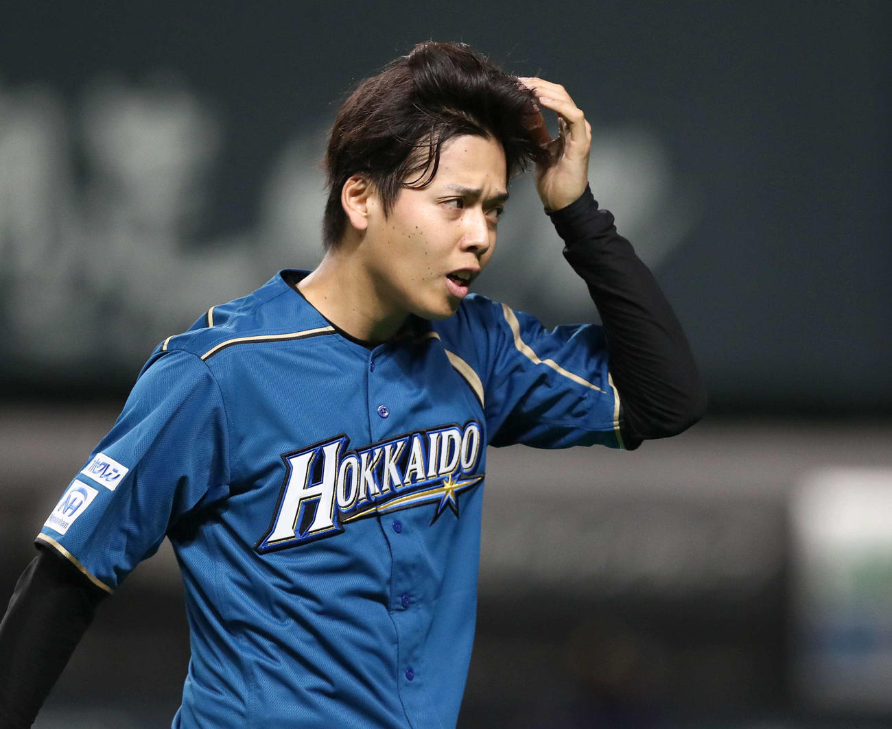 日本ハム対オリックス　4回表に1失点し険しい表情でベンチに戻る杉浦（撮影・黒川智章）