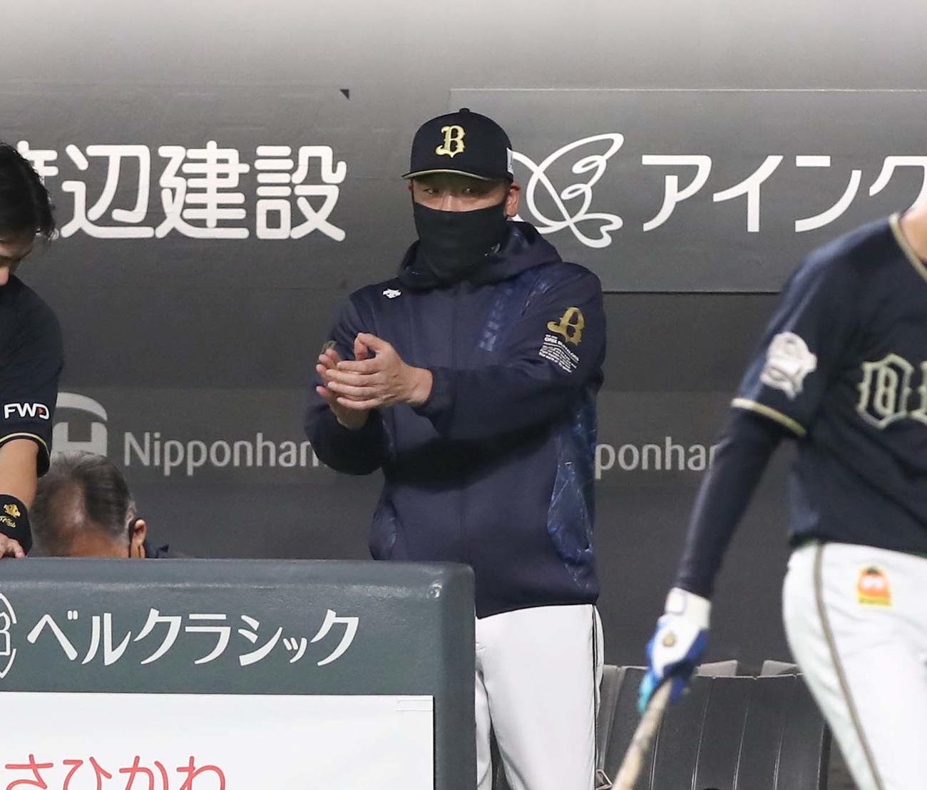 日本ハム対オリックス　5回表、追加点に手をたたく中嶋監督（撮影・黒川智章）
