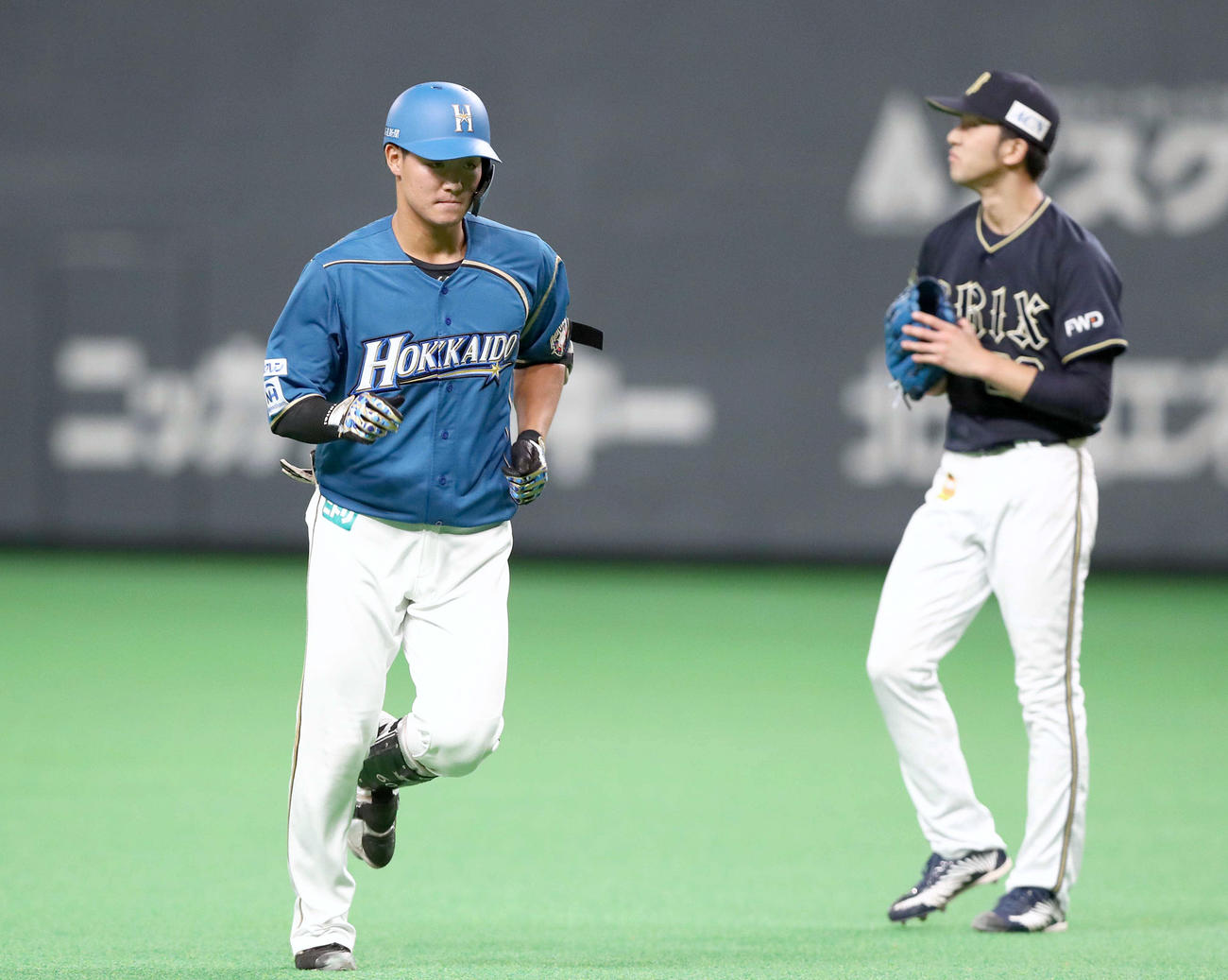 4回裏日本ハム1死、中飛に倒れる郡。右は田嶋（撮影・黒川智章）