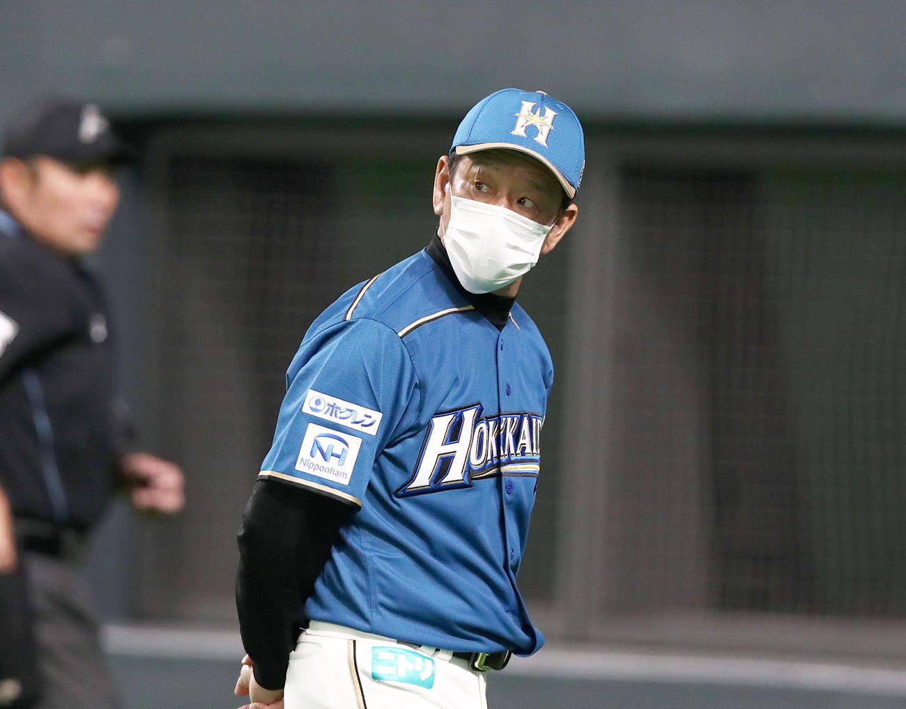 選手交代を告げる栗山監督（撮影・黒川智章）