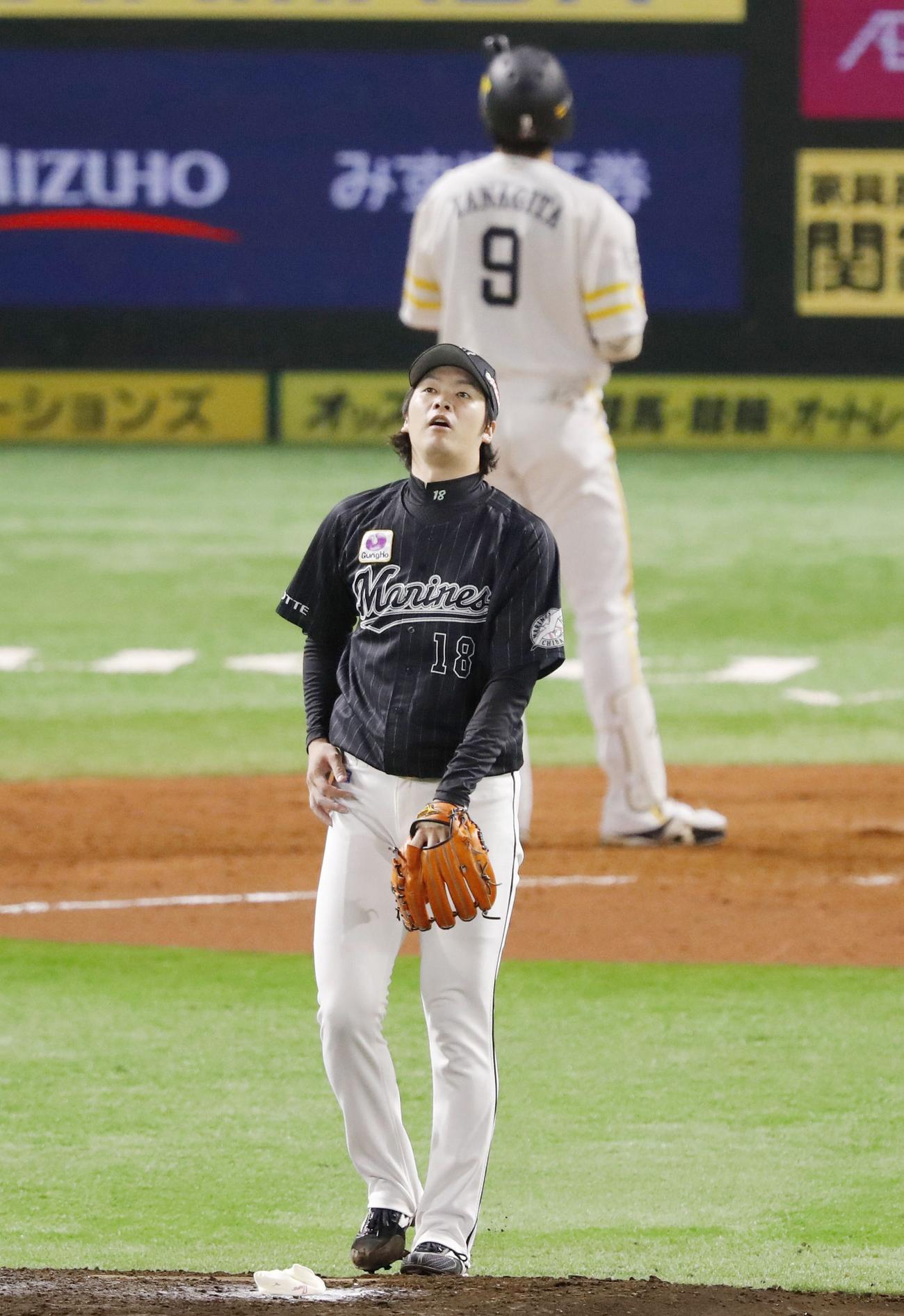4回ソフトバンク無死、柳田（奥）を見逃し三振に仕留めたロッテ二木（共同）