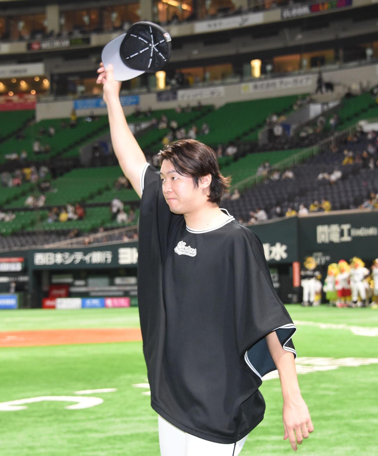 ソフトバンク対ロッテ　6勝目を挙げレフトスタンドのファンに手を振る二木（撮影・今浪浩三）