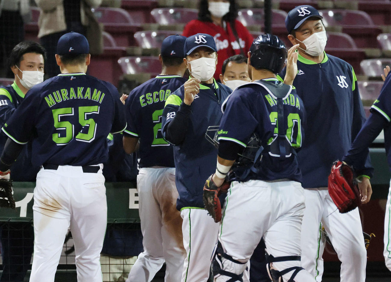 プロ野球広島対ヤクルト　ヤクルトナインを迎える高津臣吾監督（中央）（撮影・加藤孝規）
