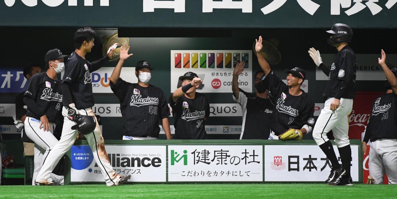 ソフトバンク対ロッテ　6回表ロッテ攻撃終了、適時打を放った藤原（左から2人目）はナインに迎えられる（撮影・今浪浩三）