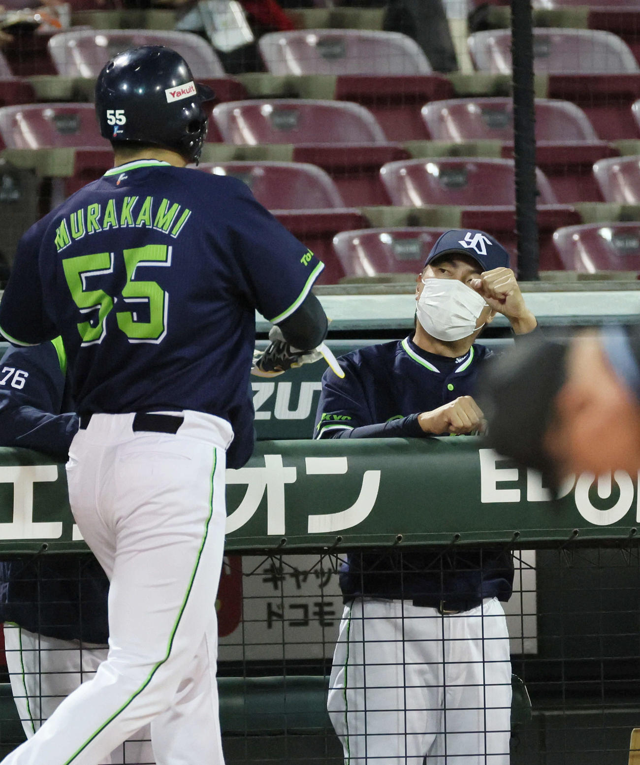 プロ野球広島対ヤクルト　1回表ヤクルト2死二塁、西田の右適時二塁打で生還した村上を迎える高津監督（撮影・加藤孝規）