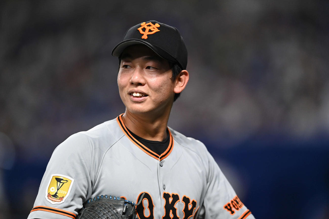 中日対巨人　7回裏まで無失点に抑え、笑顔でベンチへ戻る巨人畠（撮影・鈴木みどり）