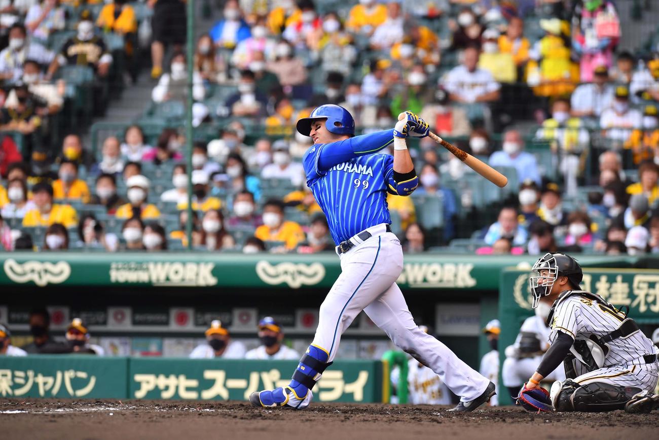 阪神対DeNA　4回表DeNA1死、左中間へ同点本塁打を放つネフタリ・ソト（撮影・上田博志）