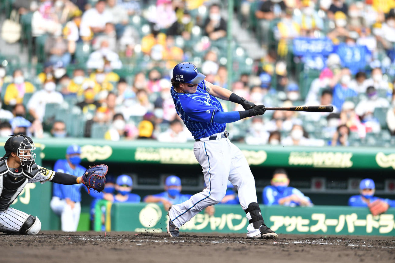 阪神対DeNA19回戦　5回表DeNA無死一、二塁、タイラー・オースティンは左前へ同点適時打を放つ（撮影・岩下翔太）