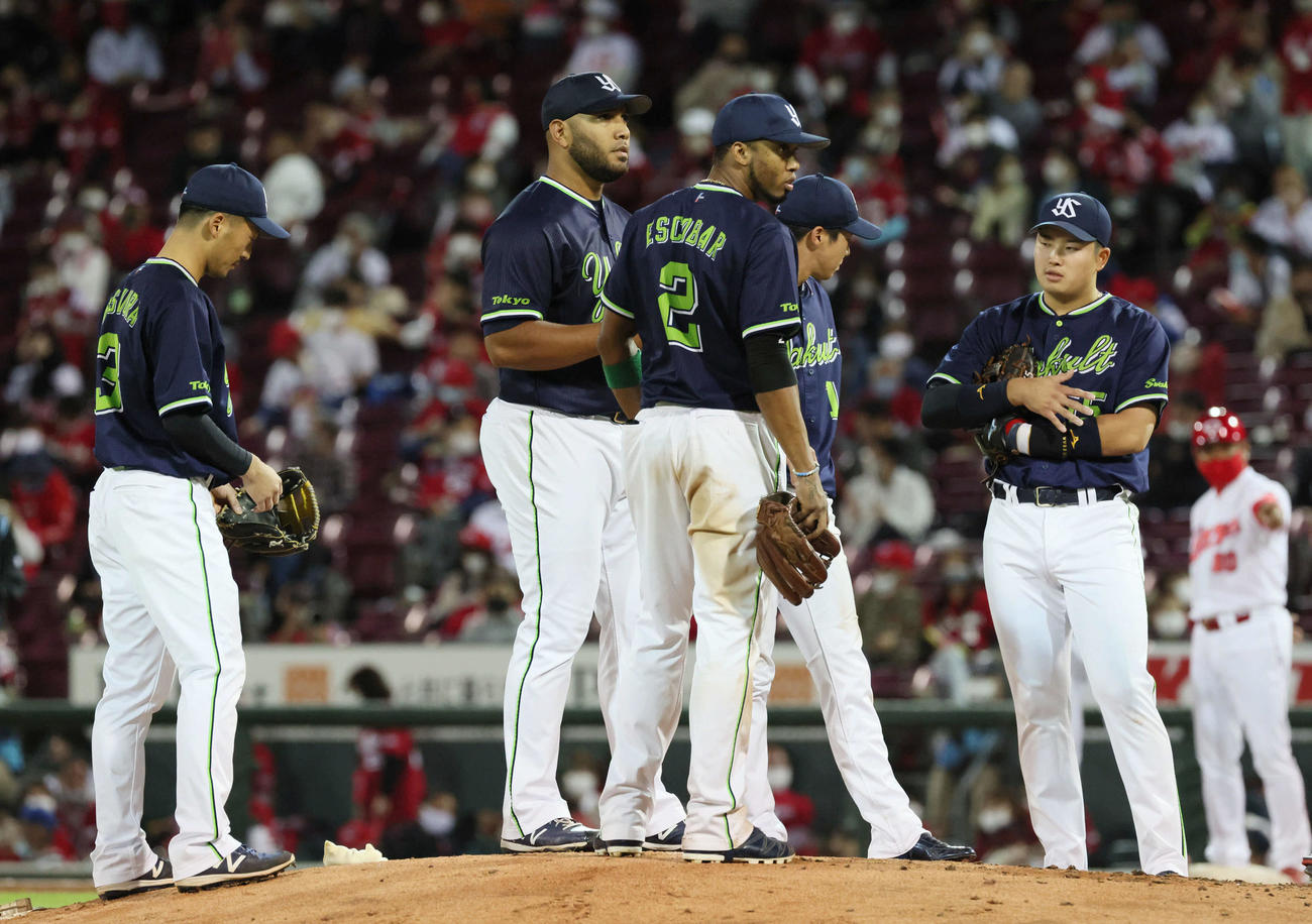 広島対ヤクルト　5回裏広島1死満塁、満塁のピンチとなったA・スアレス（左から2人目）（撮影・加藤孝規）