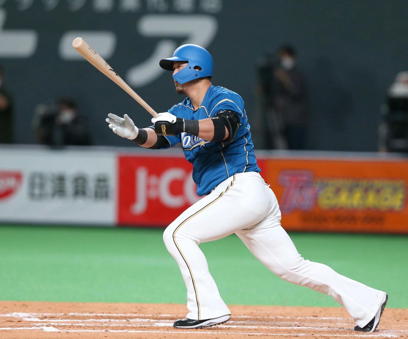 日本ハム対オリックス　8回裏日本ハム1死二塁、左前適時打を放つ中田（撮影・黒川智章）