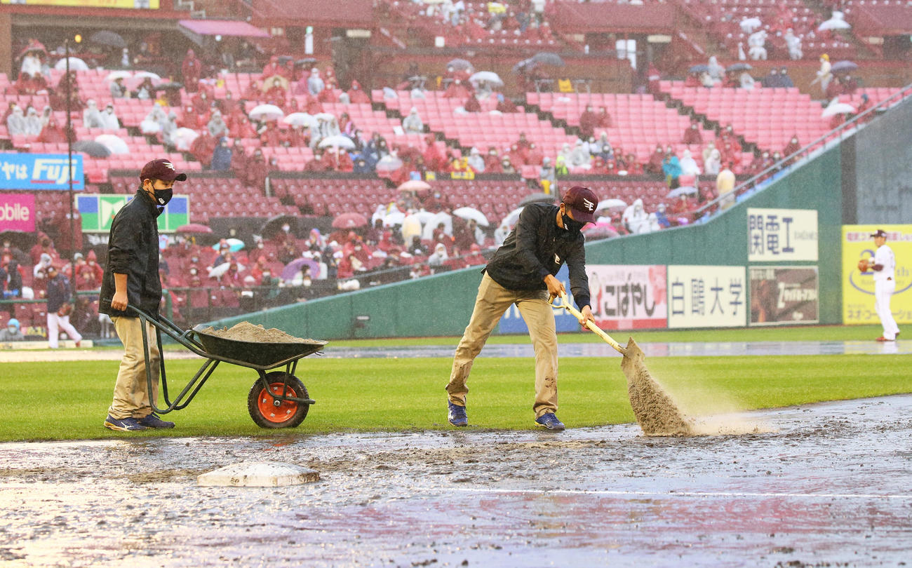 楽天対西武　降雨のため試合が中断し、グラウンドに砂が入れられる（撮影・足立雅史）
