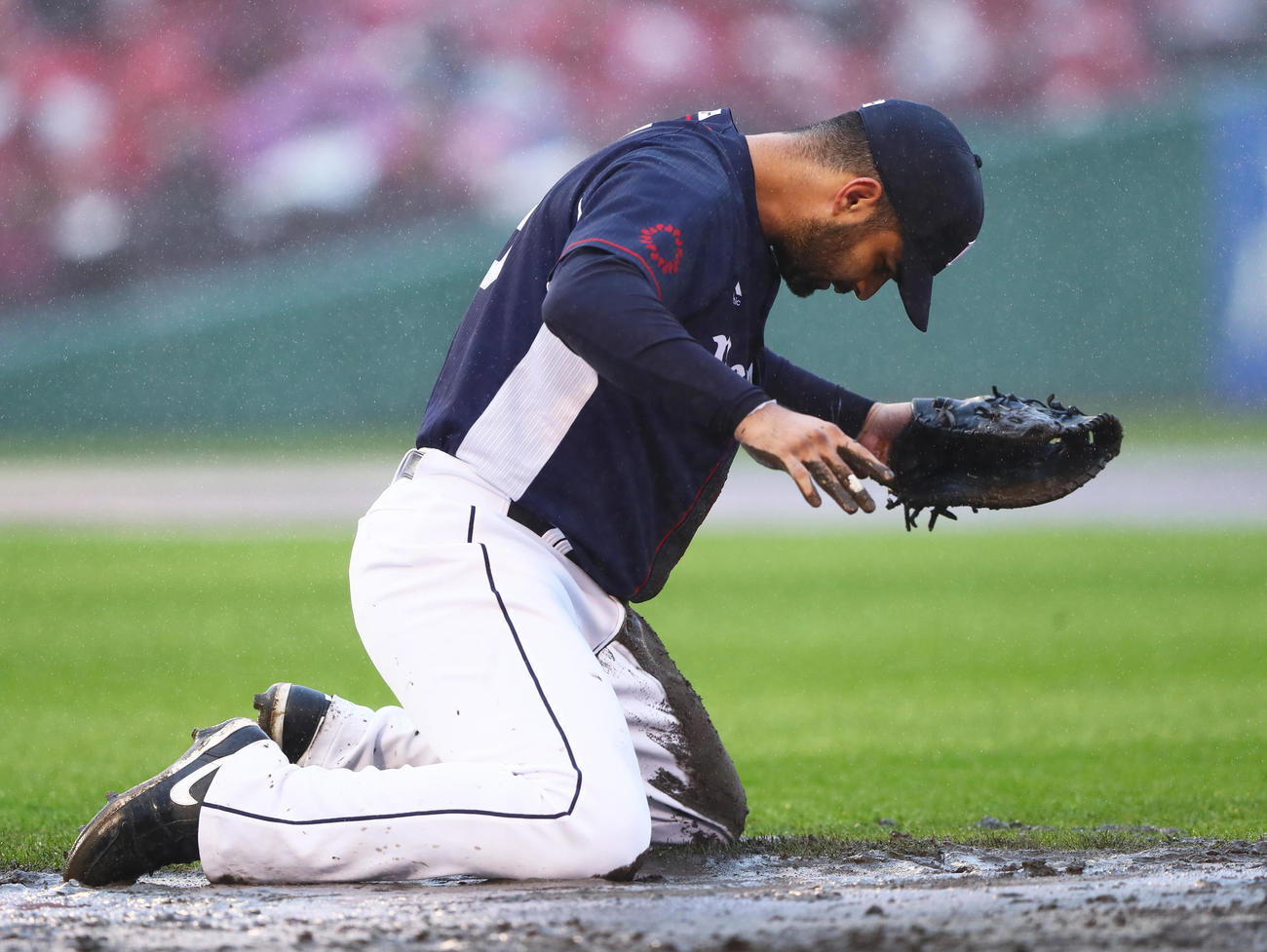 楽天対西武　2回の守備で泥だらけになり、動きが止まる西武メヒア（撮影・足立雅史）