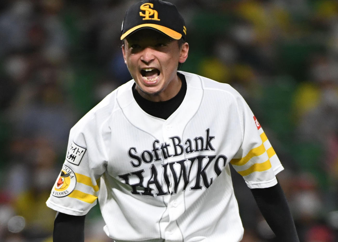 8回、西巻を三振に仕留め雄たけびを上げる東浜（撮影・今浪浩三）