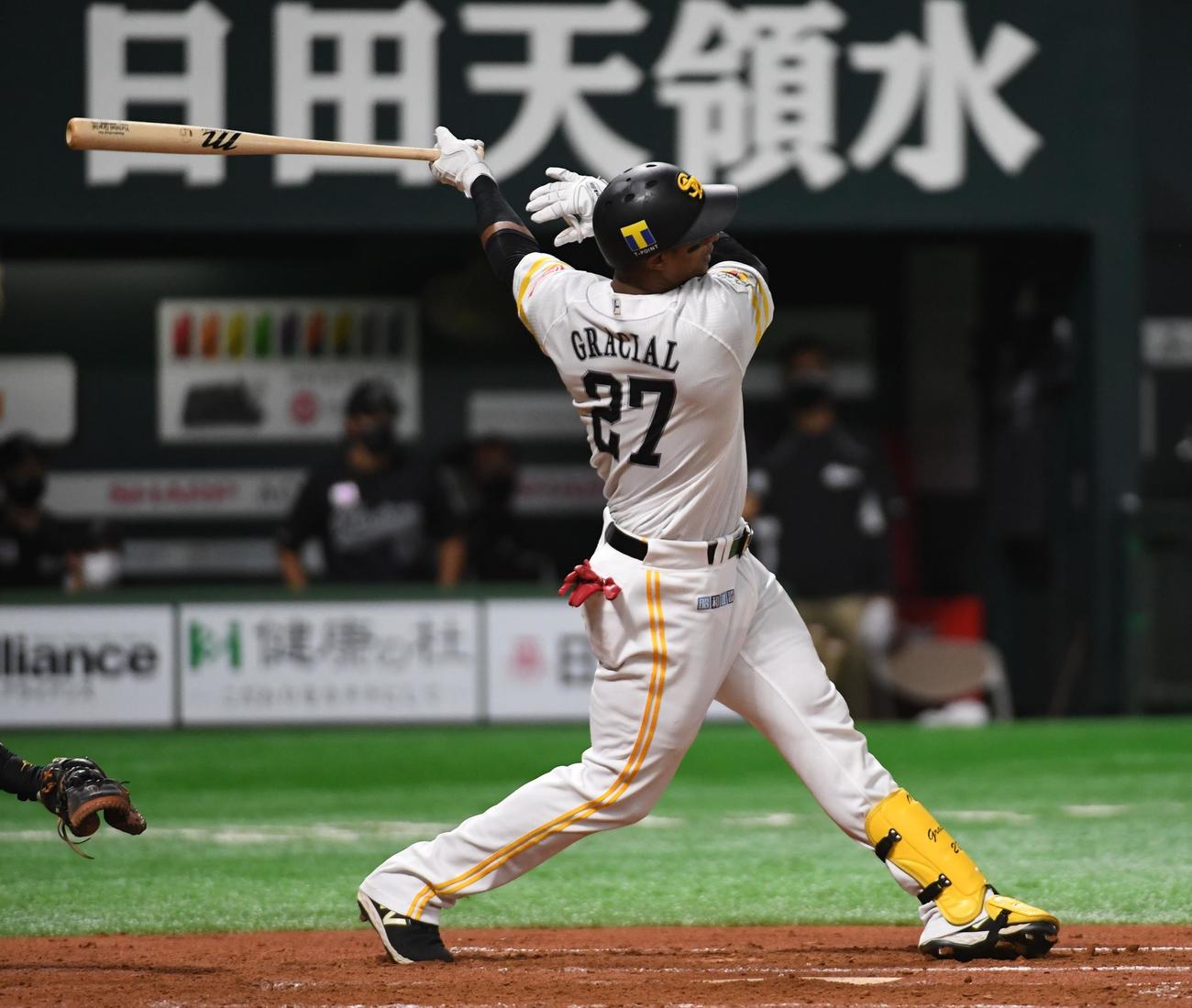 ソフトバンク対ロッテ　7回裏ソフトバンク2死、ジュリスベル・グラシアルは左中間にソロ本塁打を放つ（撮影・今浪浩三）