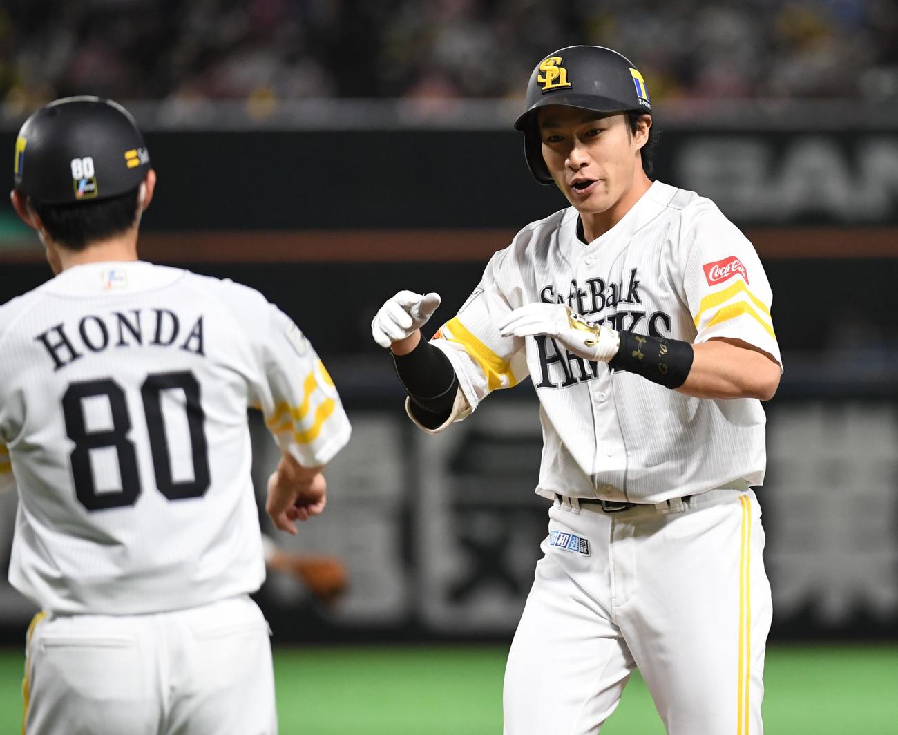 ソフトバンク対ロッテ　3回裏ソフトバンク1死二塁、柳田悠岐は右前適時打を放つ（撮影・今浪浩三）