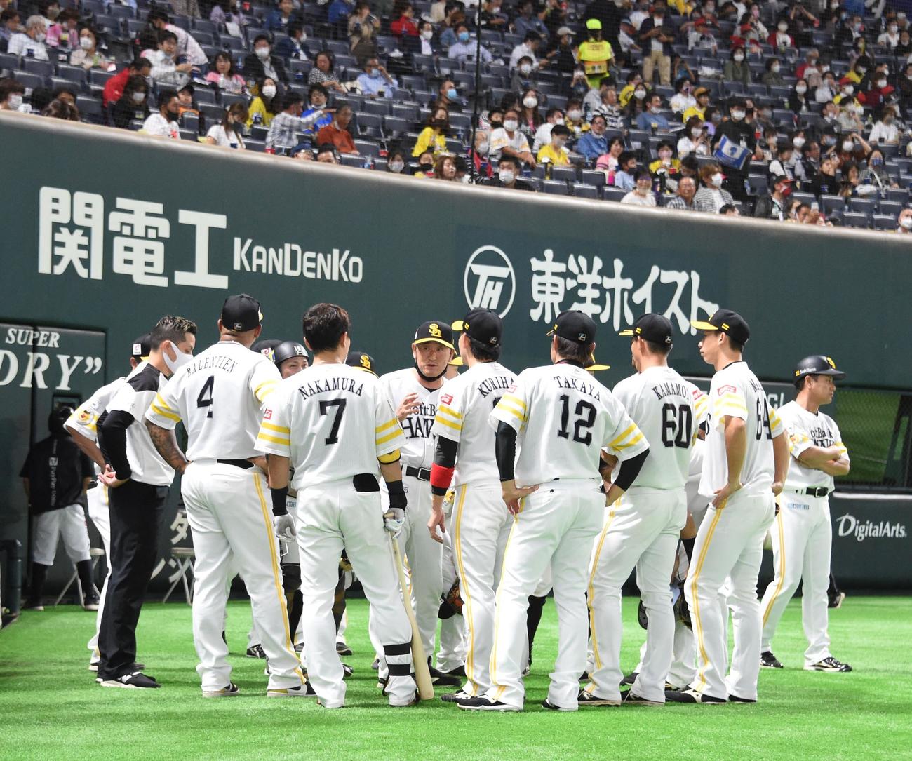 5回裏の攻撃前に円陣を組むソフトバンクナイン（撮影・今浪浩三）