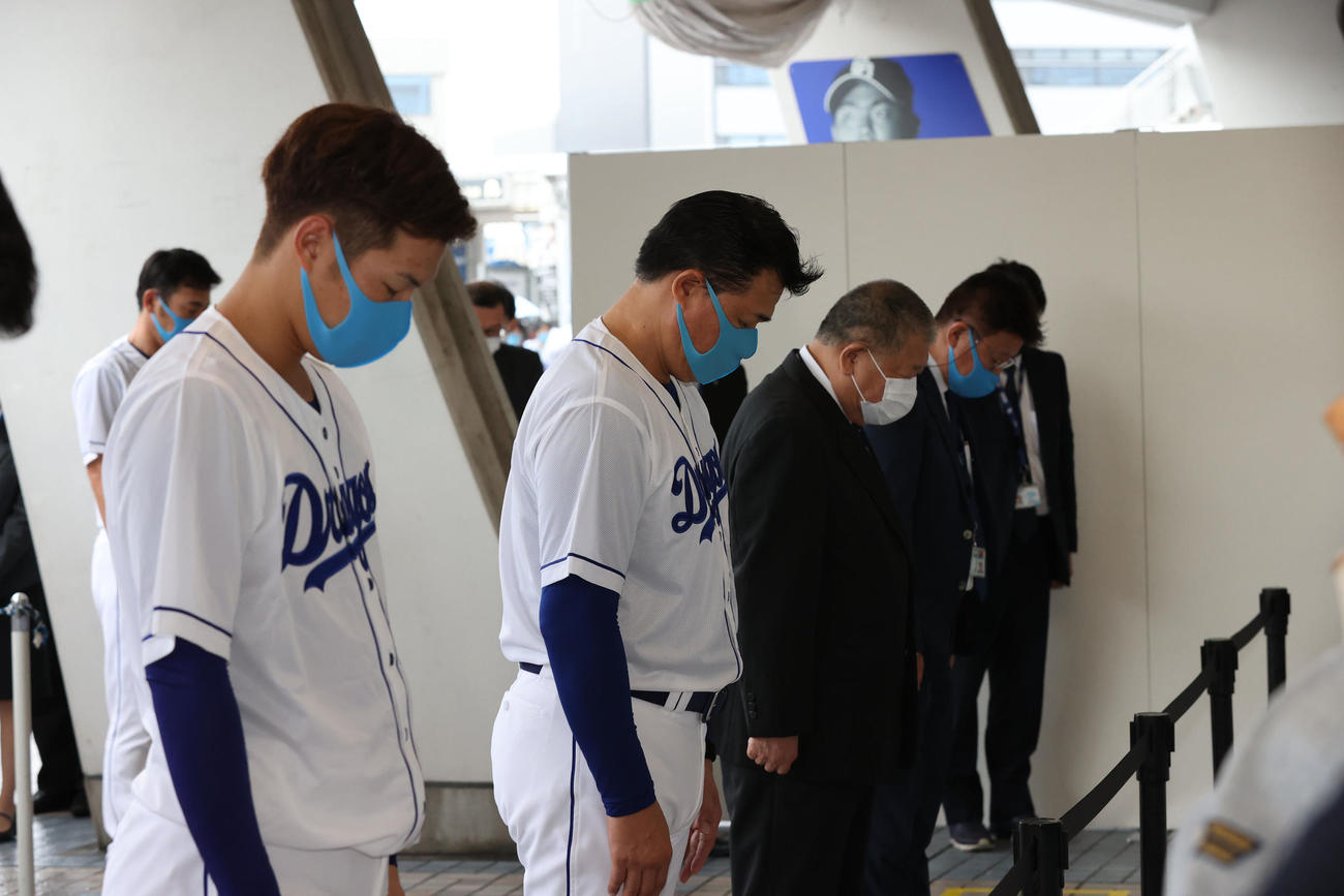 中日対巨人　試合前、ナゴヤドームに設置された高木守道さん追悼の遥拝所で黙とうをする（前列・手前から）京田、与田監督、矢野球団社長、加藤球団代表