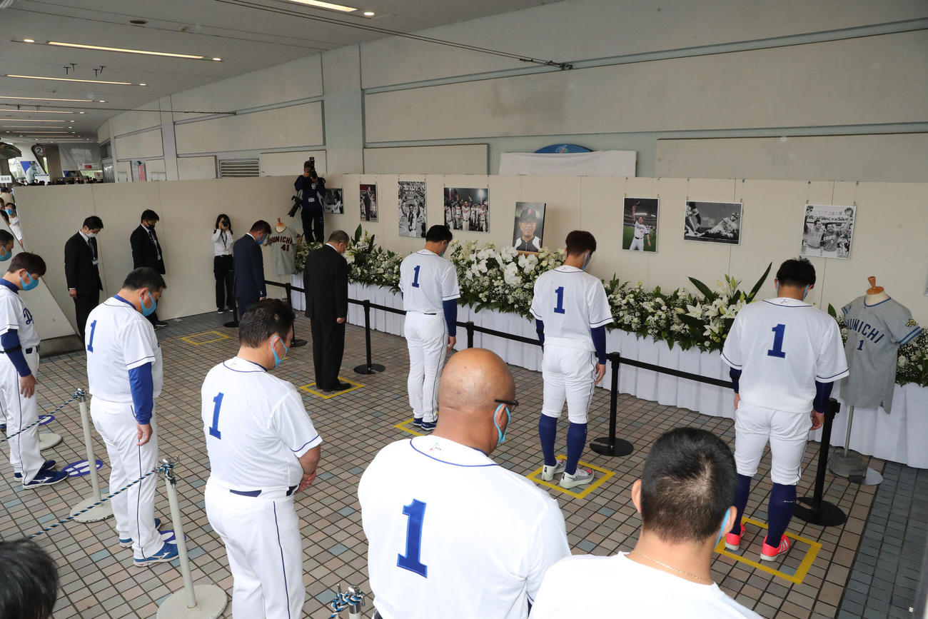 中日対巨人　試合前、ナゴヤドームに設置された高木守道さん追悼の遥拝所で黙とうをする中日ナイン