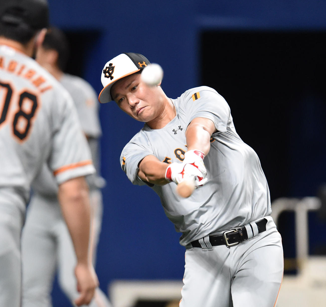 中日対巨人　試合前練習でロングティー打撃練習を行った坂本勇人（撮影・森本幸一）