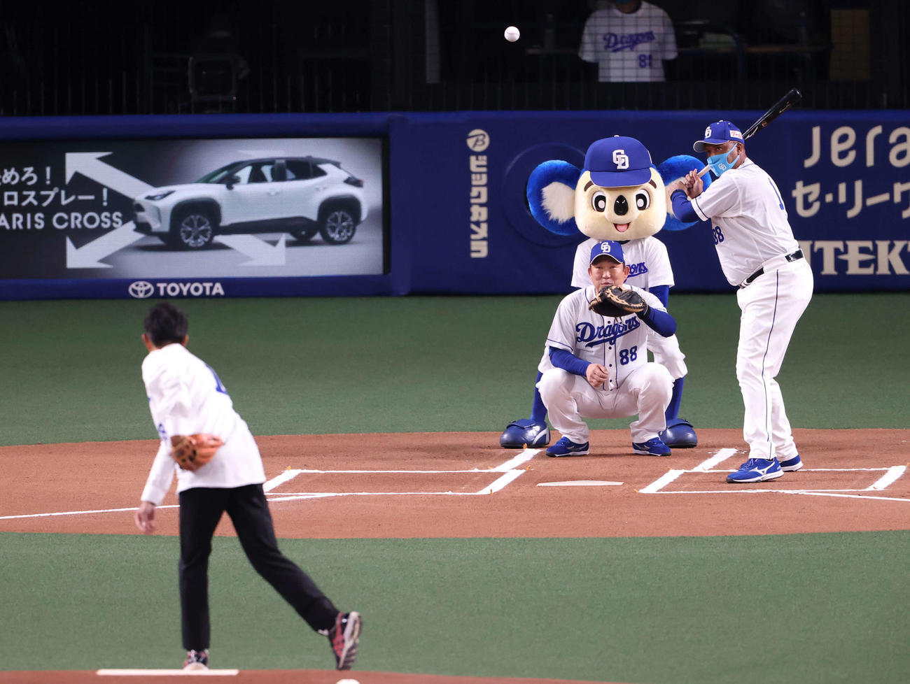中日対巨人　高木道彦氏のセレモニアルピッチで打者を務めた中日パウエルコーチと捕手中村コーチ（撮影・河野匠）