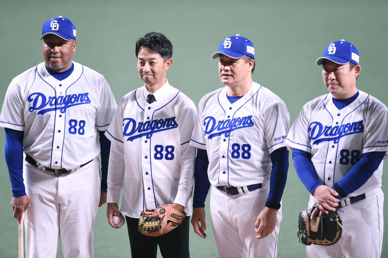 中日対巨人　試合前セレモニーで記念撮影をする（左から）アロンゾ・パウエル巡回打撃コーチ、高木道彦さん、与田剛監督、中村武志バッテリーコーチ（撮影・森本幸一）