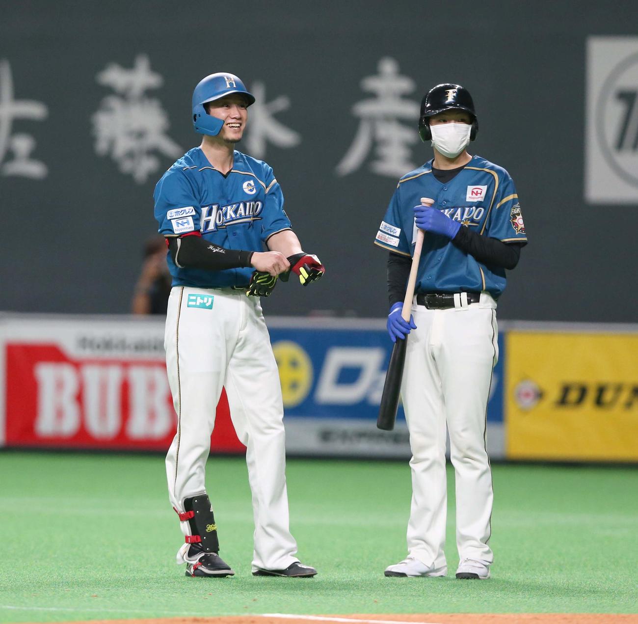 日本ハム対オリックス　1回裏日本ハム2死、四球と勘違い一塁に向かい苦笑いする西川（撮影・黒川智章）