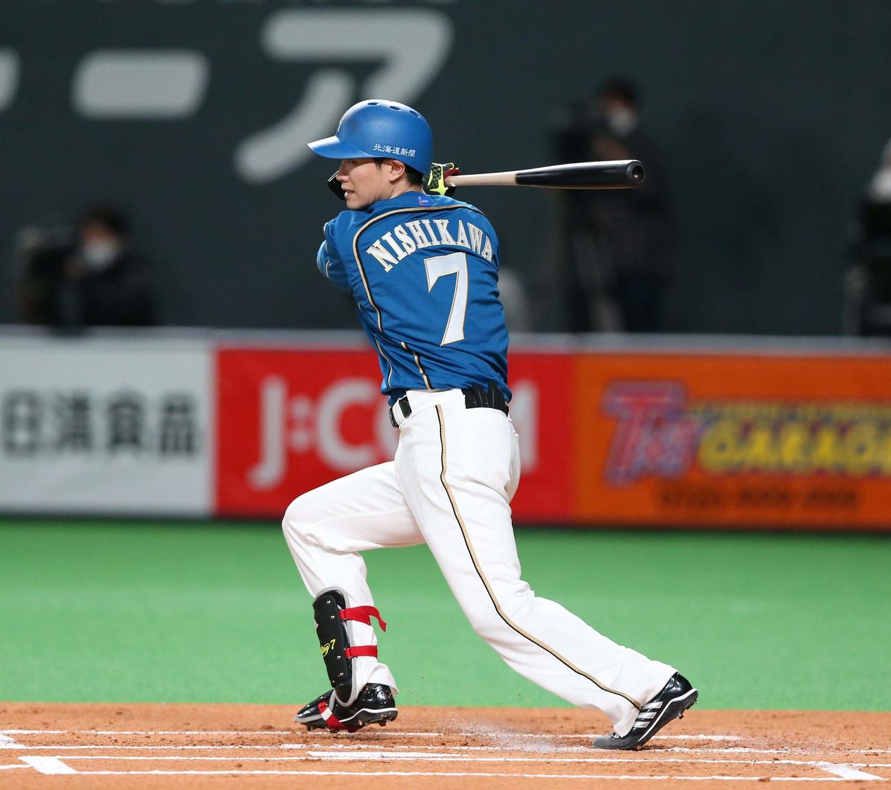日本ハム対オリックス　1回裏日本ハム2死、中前打を放つ西川（撮影・黒川智章）