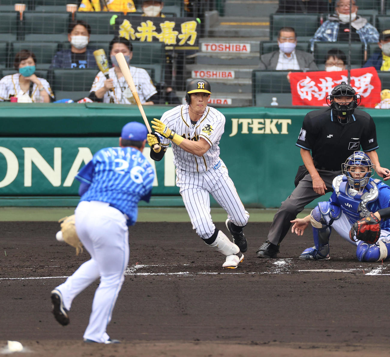阪神対DeNA　1回裏阪神無死一、二塁、中前へ先制適時打を放つ糸井（撮影・清水貴仁）
